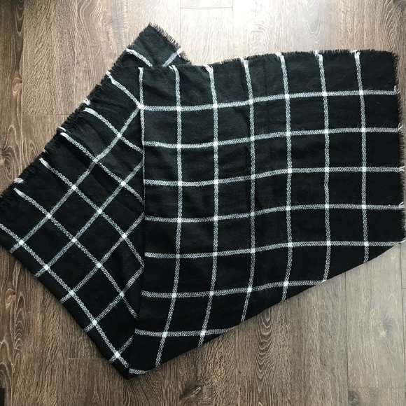 BOGO Gorgeous Oversized Black and White Scarf NWOT - Picture 2 of 3